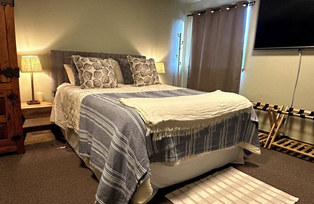 Downtown Gig Harbor -quaint- walking distance to the pier and waterfront