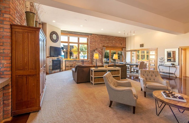 Downtown Luxury Condo w/ Lower Harbor Views - 2200 SF sleeps 8 comfortably