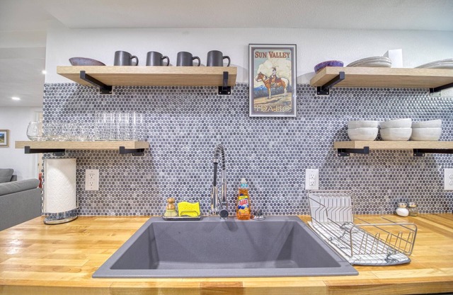 Downtown Oasis! 2 bedroom w/office
