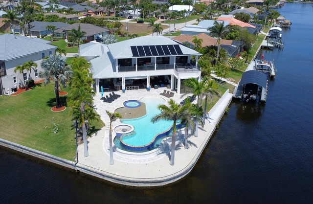 Dream Home Vacation! Stunning Waterfront! Luxurious Resort-Style Lagoon Pool, Spa & Outdoor Living!