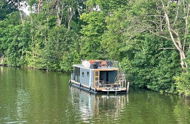 Driving licence-free mobile houseboat "My Way" on the Mecklenburg Lake Plateau