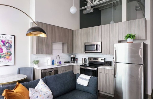 DTown Mich Ave #10 | gym+rooftop w park view