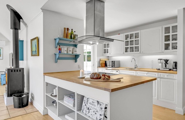 Due to rooms that are open to the ridge, the house is particularly bright and inviting.