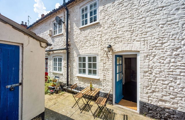 Duke St Cottage - sleeps 2 guests in 1 bedroom