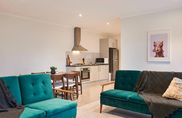 Earthy And Polished 2 Bedroom Unit In Chadstone