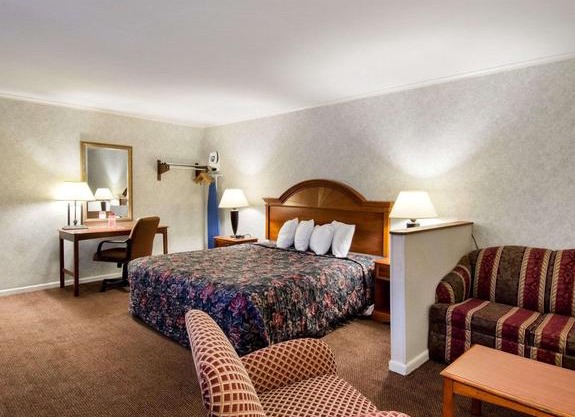 Econo Lodge Inn & Suites Northborough