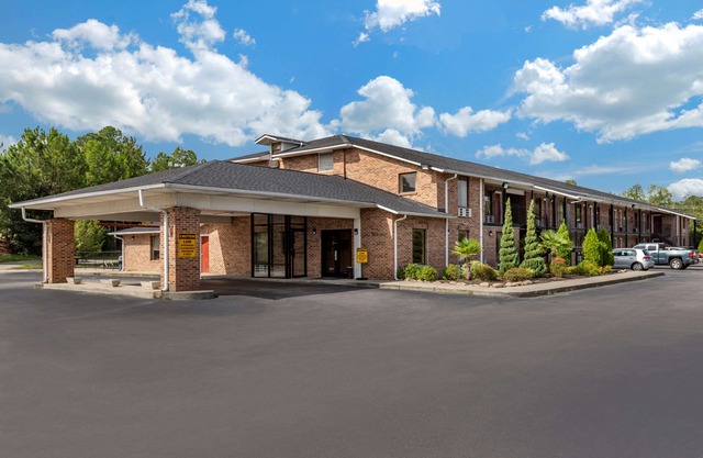 Econo Lodge Inn & Suites