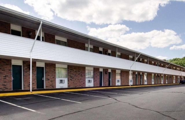 Econo Lodge Inn & Suites