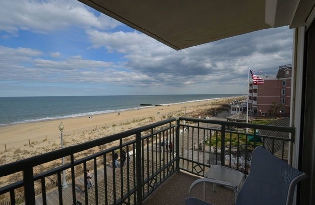 Edgewater House - Ocean Front Units With Spectacular Views!