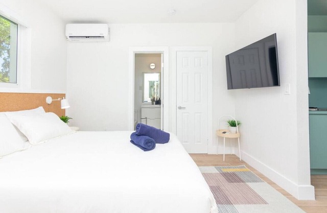 El Portal #2 · Newly Renovated Stylish Studio in El Portal #2