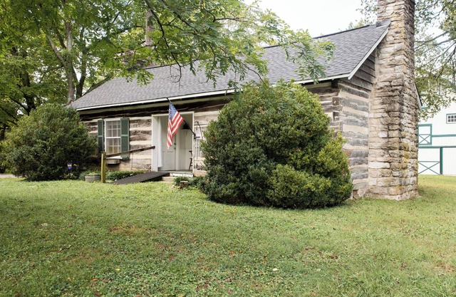 Elegant 1800's cabin in charming downtown Franklin 25 min South of Nashville