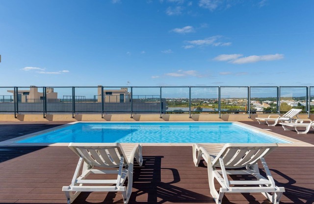 Elegant 2 BDR Flat W/Rooftop Pool by LovelyStay