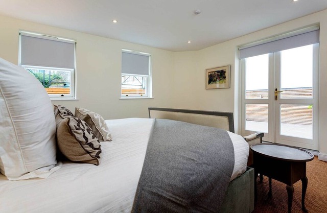 Elegant 3BR home with garden in Balham, 15 minutes from London Bridge, by Veeve