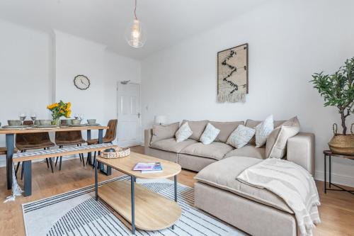 Elegant 4Bed Executive Stay Wi-Fi and Parking
