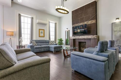 Elegant 4BR Condo in Downtown