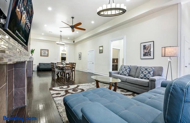 Elegant 4BR Condo in Downtown