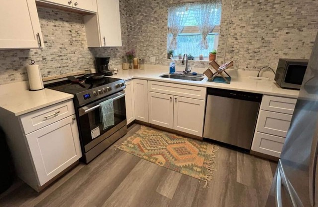 Elegant Escape Room with Shared Bathroom in 3 bedroom house.