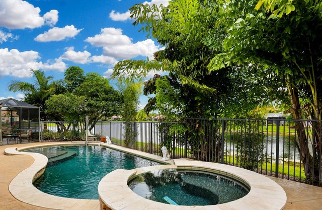 Elegant Lakefront Pool Home Weston/ Ft Lauderdale: Short or long term