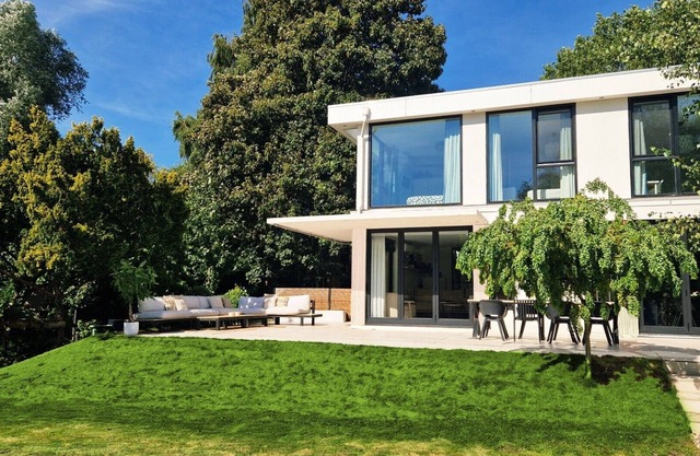 Elegant Luxury Villa with Large Garden, Near Beach & City