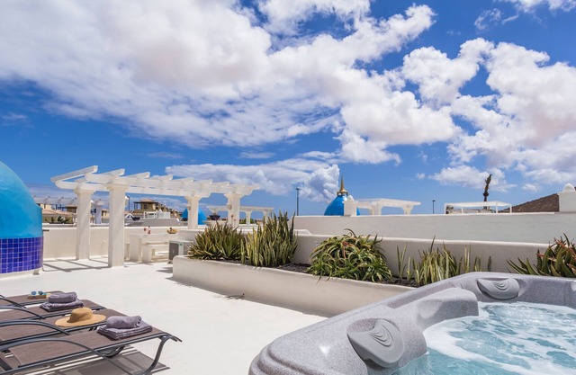 Elegant villa with superb jacuzzi and private heated pool