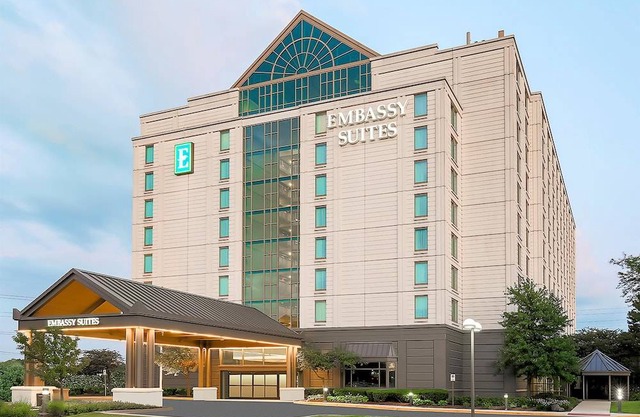 Embassy Suites by Hilton Chicago Lombard