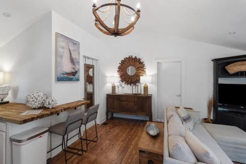 Emerald Cottage With Kayaks & Canoes & Firepit