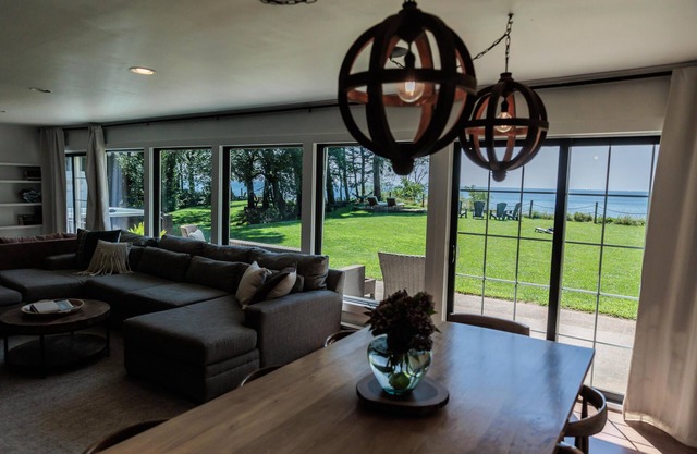 ★ Endless Lake Michigan. Cozy & Spacious Getaway with hot tub!