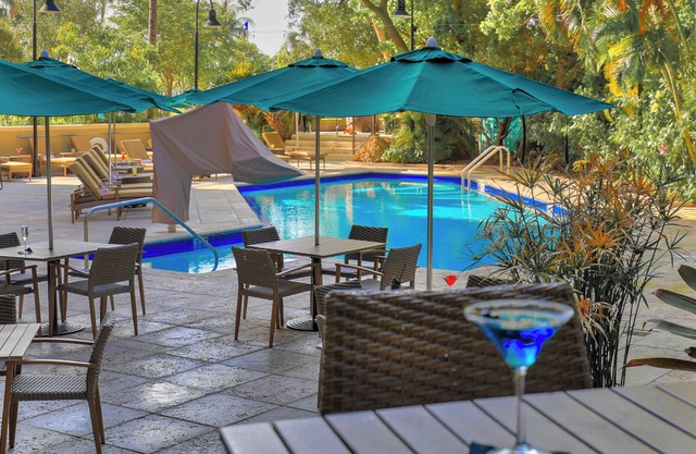 Enjoy a Hassle-Free Stay! 4 Convenient Units, Pool, Kitchen, Near Coco Walk