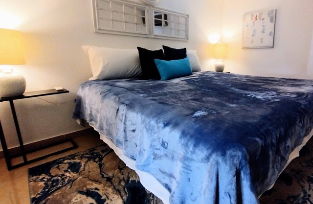 Enjoy a stylish experience at a,Great Location! ✔️King Bed ✔️Hot Water ✔️Wifi