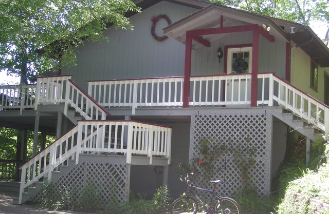 Enjoy Amazing Smoky Mountain View in Large, Comfortable Home in Treetops!