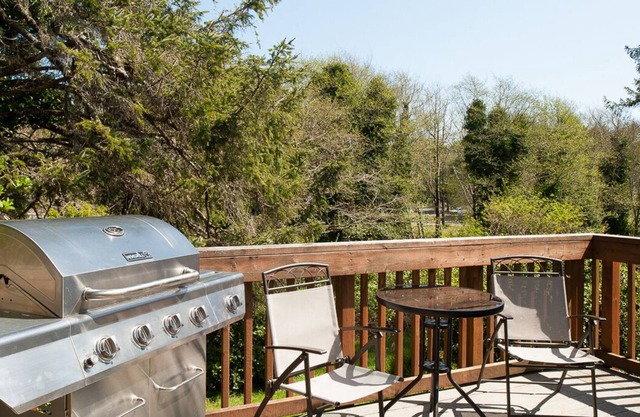 Enjoy an affordable beach getaway for up to 6 guests in Lincoln City, Oregon!