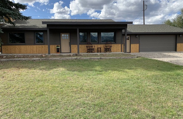 Ennis, MT: Conveniently located vacation cabin