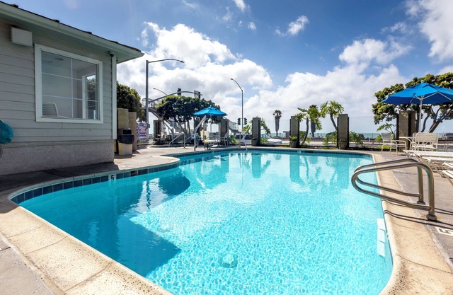 Ensuring a Very Memorable Stay! Private Balcony & Kitchen! Onsite Pool!