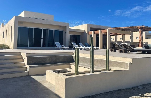 Entire Beachfront Villa with Private Swimming Pool / casatranquildad.com
