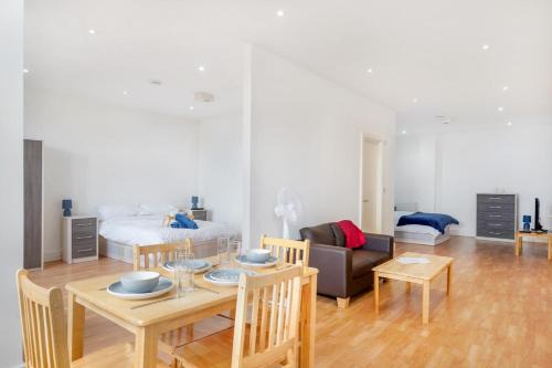 Entire spacious flat with parking reduction for long stays