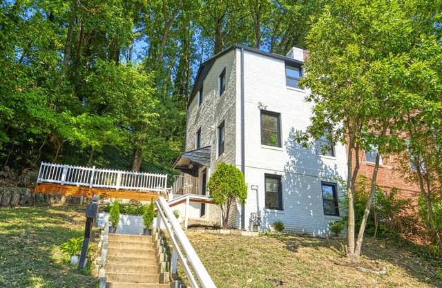 Entire Townhouse In Arlington | Free Parking