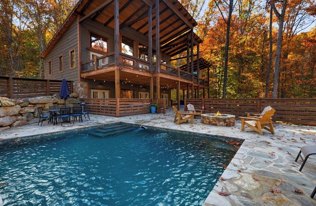 EPIC Heated pool, Outdoor Fireplace, Pool & Hot Tub! Arcade, and close to town!