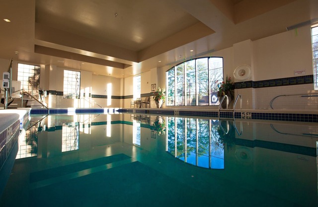 Equipped King Studio with FREE SHUTTLE | Free Breakfast + Pool Access