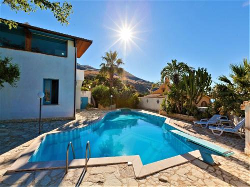 Equipped villa with private pool and panoramic sea views