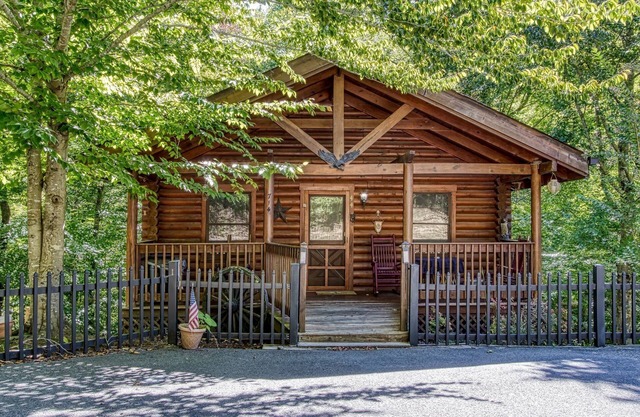 Er44 - Rising Eagle - Great Location! Close To Town! 2 Bedroom Cabin by RedAwning