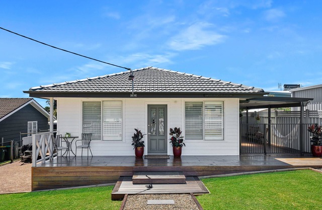 Escape@cavesbeach - Coastal getaway less than 10 mins walk to the beach.