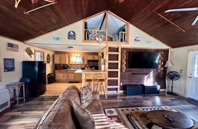 Escape to a cozy getaway in the White Mountains! Bonus: free early check-in!