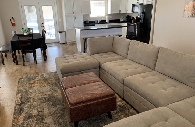 *ESCAPE to ZION* Hot Tub and RV Parking VERY CLEAN