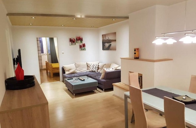 Esslinger Hauptstr Spacious apartment with loggia