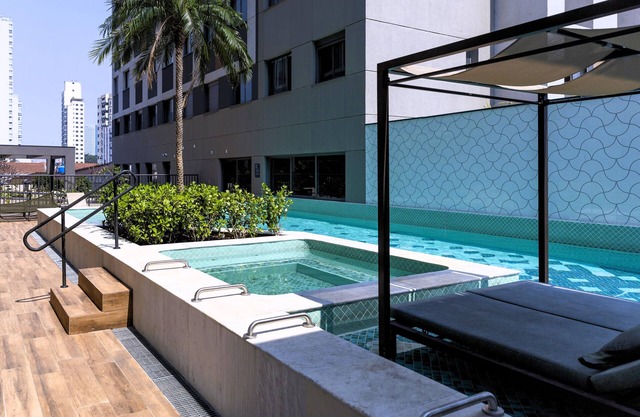 Estudio Pinheiros com piscina e academia