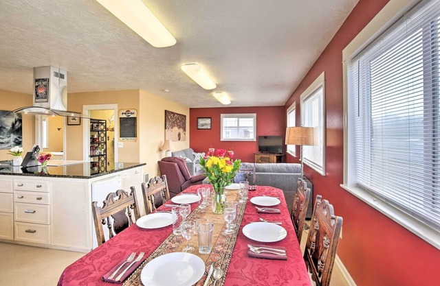 Evolve | Waldport Townhome w/ Dog Run on Alsea Bay