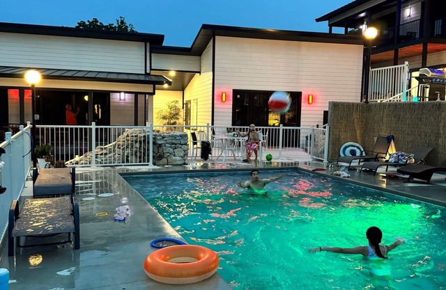 Exclusive 3b/3b Poolside with Hot Tub, Game Room 3 min. SDC,15 min to Branson!