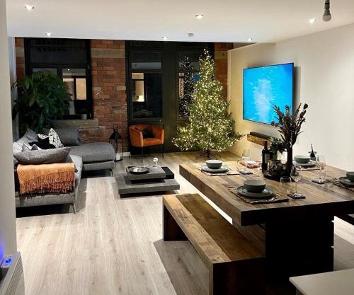 EXCLUSIVE and MODERN - Bradford City Centre- 85" Cinema TV