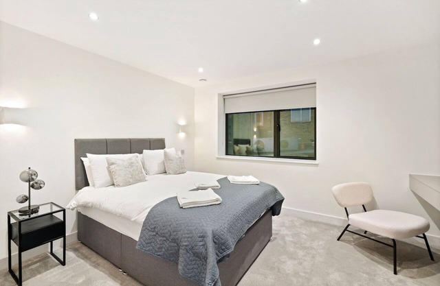 Executive 1 & 2 Bed Apartments in the Heart of London, Free WiFi by City Stay London