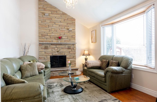 EXECUTIVE HOME WITH POOL IN WATERLOO